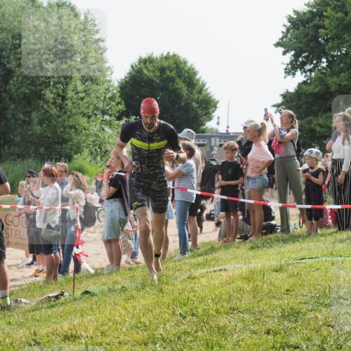 15.06.2025 - 27. Vierlanden-Triathlon KatJ http://msf.ph/oto/8008031 15.06.2025 10:06:31 Schwimmen 394, 434, 447 meine-sportfotos.de