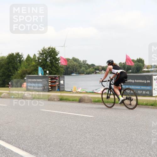21.06.2025 - 27. Vierlanden-Triathlon H.Heesch http://msf.ph/oto/8008040 15.06.2025 12:13:04 Radfahren 922, 957 meine-sportfotos.de