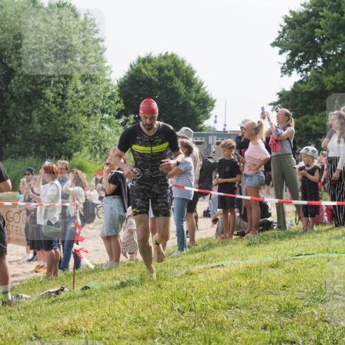 15.06.2025 - 27. Vierlanden-Triathlon KatJ http://msf.ph/oto/8008041 15.06.2025 10:06:31 Schwimmen 394, 434, 447 meine-sportfotos.de