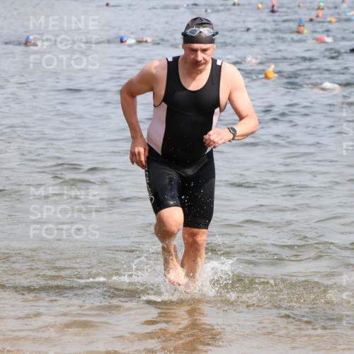 15.06.2025 - 27. Vierlanden-Triathlon Lena Gebhardt http://msf.ph/oto/8008042 15.06.2025 10:05:40 Schwimmen 366, 378, 392, 401, 413, 435, 442, 450 meine-sportfotos.de