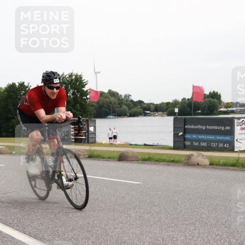 15.06.2025 - 27. Vierlanden-Triathlon H.Heesch http://msf.ph/oto/8008043 15.06.2025 10:45:47 Radfahren 450, 462 meine-sportfotos.de