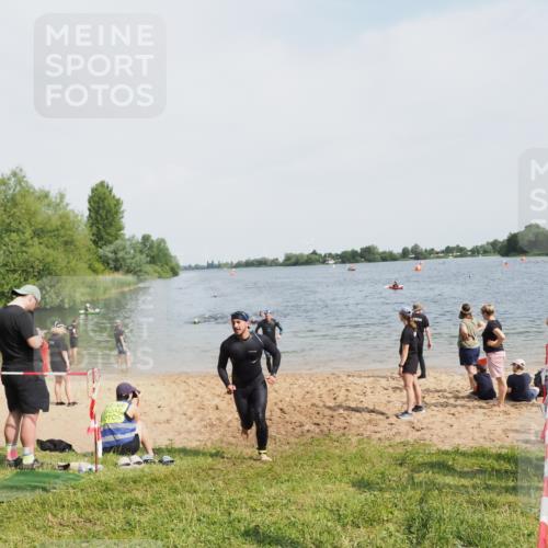21.06.2025 - 27. Vierlanden-Triathlon MichiJ http://msf.ph/oto/8008049 15.06.2026 10:08:14 Schwimmen 295, 373, 399, 403 meine-sportfotos.de