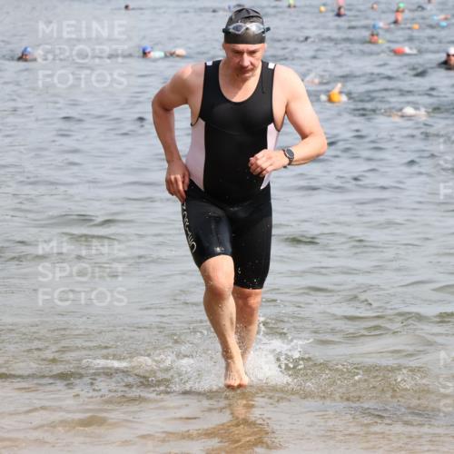 15.06.2025 - 27. Vierlanden-Triathlon Lena Gebhardt http://msf.ph/oto/8008055 15.06.2025 10:05:40 Schwimmen 366, 378, 392, 401, 413, 435, 442, 450 meine-sportfotos.de