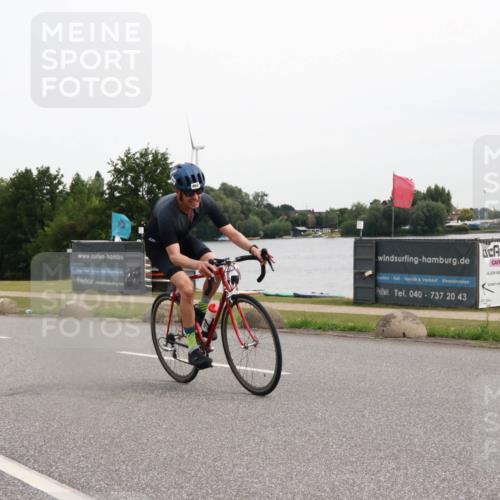 15.06.2025 - 27. Vierlanden-Triathlon H.Heesch http://msf.ph/oto/8008059 15.06.2025 10:45:47 Radfahren 450, 462 meine-sportfotos.de