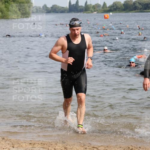 15.06.2025 - 27. Vierlanden-Triathlon Lena Gebhardt http://msf.ph/oto/8008066 15.06.2025 10:05:40 Schwimmen 366, 378, 392, 401, 413, 435, 442, 450 meine-sportfotos.de