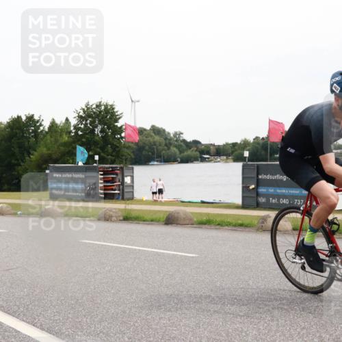 15.06.2025 - 27. Vierlanden-Triathlon H.Heesch http://msf.ph/oto/8008070 15.06.2025 10:45:47 Radfahren 450, 462 meine-sportfotos.de