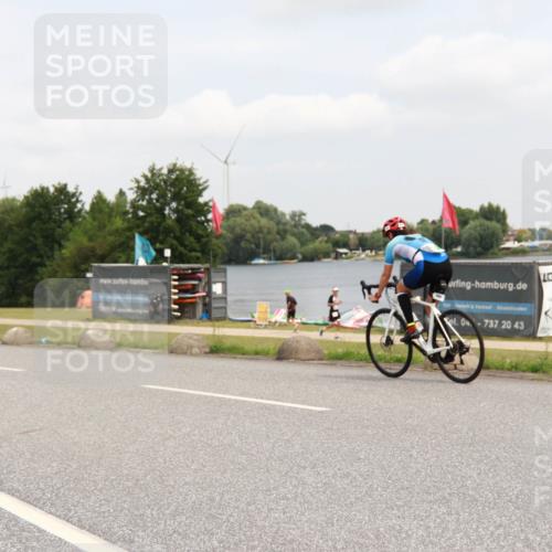 21.06.2025 - 27. Vierlanden-Triathlon H.Heesch http://msf.ph/oto/8008082 15.06.2025 12:13:42 Radfahren 941, 950 meine-sportfotos.de