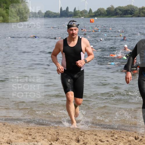 15.06.2025 - 27. Vierlanden-Triathlon Lena Gebhardt http://msf.ph/oto/8008100 15.06.2025 10:05:41 Schwimmen 366, 378, 392, 401, 413, 435, 442, 450 meine-sportfotos.de