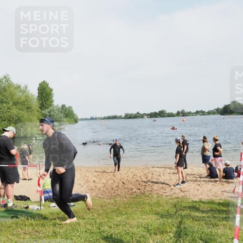 21.06.2025 - 27. Vierlanden-Triathlon MichiJ http://msf.ph/oto/8008105 15.06.2026 10:08:15 Schwimmen 295, 373, 399 meine-sportfotos.de