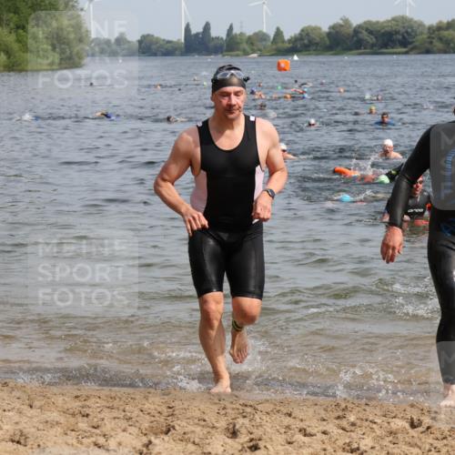 15.06.2025 - 27. Vierlanden-Triathlon Lena Gebhardt http://msf.ph/oto/8008112 15.06.2025 10:05:41 Schwimmen 366, 378, 392, 401, 413, 435, 442, 450 meine-sportfotos.de