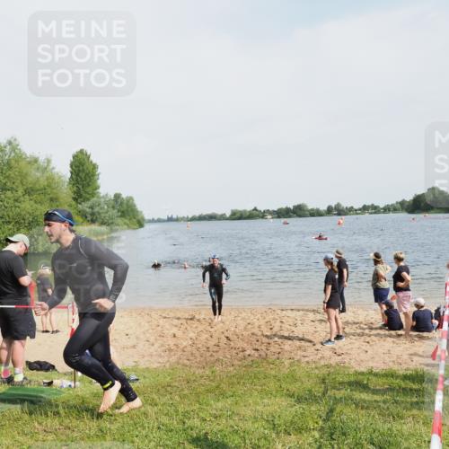 21.06.2025 - 27. Vierlanden-Triathlon MichiJ http://msf.ph/oto/8008118 15.06.2026 10:08:15 Schwimmen 295, 373, 399 meine-sportfotos.de