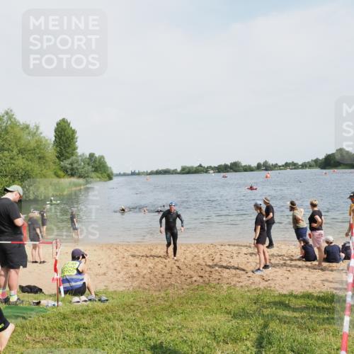 21.06.2025 - 27. Vierlanden-Triathlon MichiJ http://msf.ph/oto/8008132 15.06.2026 10:08:16 Schwimmen 295, 399 meine-sportfotos.de