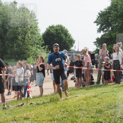 15.06.2025 - 27. Vierlanden-Triathlon KatJ http://msf.ph/oto/8008137 15.06.2025 10:06:34 Schwimmen 394, 434, 440 meine-sportfotos.de