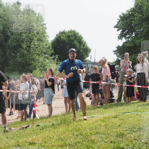 15.06.2025 - 27. Vierlanden-Triathlon KatJ http://msf.ph/oto/8008143 15.06.2025 10:06:35 Schwimmen 394, 434, 440 meine-sportfotos.de