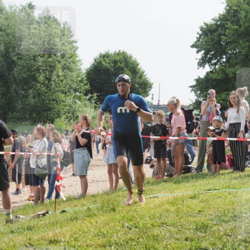 15.06.2025 - 27. Vierlanden-Triathlon KatJ http://msf.ph/oto/8008165 15.06.2025 10:06:35 Schwimmen 394, 434, 440 meine-sportfotos.de