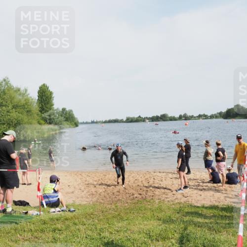 21.06.2025 - 27. Vierlanden-Triathlon MichiJ http://msf.ph/oto/8008173 15.06.2026 10:08:17 Schwimmen 295, 399 meine-sportfotos.de