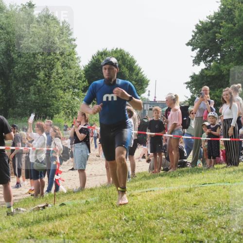 15.06.2025 - 27. Vierlanden-Triathlon KatJ http://msf.ph/oto/8008195 15.06.2025 10:06:35 Schwimmen 394, 434, 440 meine-sportfotos.de