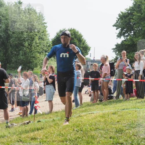 15.06.2025 - 27. Vierlanden-Triathlon KatJ http://msf.ph/oto/8008204 15.06.2025 10:06:35 Schwimmen 394, 434, 440 meine-sportfotos.de