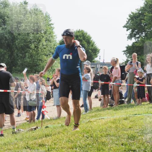 15.06.2025 - 27. Vierlanden-Triathlon KatJ http://msf.ph/oto/8008214 15.06.2025 10:06:35 Schwimmen 394, 434, 440 meine-sportfotos.de