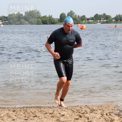 15.06.2025 - 27. Vierlanden-Triathlon Lena Gebhardt http://msf.ph/oto/8008215 15.06.2025 10:05:48 Schwimmen 372, 392, 401, 410, 413, 435, 442, 450, 458 meine-sportfotos.de