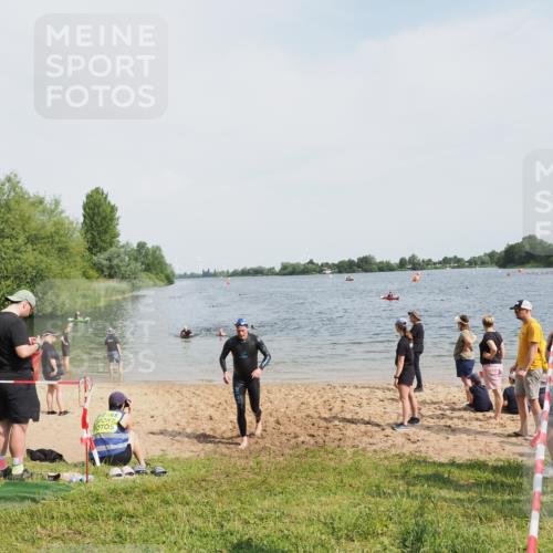 21.06.2025 - 27. Vierlanden-Triathlon MichiJ http://msf.ph/oto/8008221 15.06.2026 10:08:17 Schwimmen 295, 399 meine-sportfotos.de