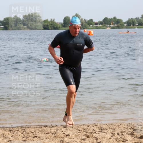 15.06.2025 - 27. Vierlanden-Triathlon Lena Gebhardt http://msf.ph/oto/8008228 15.06.2025 10:05:48 Schwimmen 372, 392, 401, 410, 413, 435, 442, 450, 458 meine-sportfotos.de