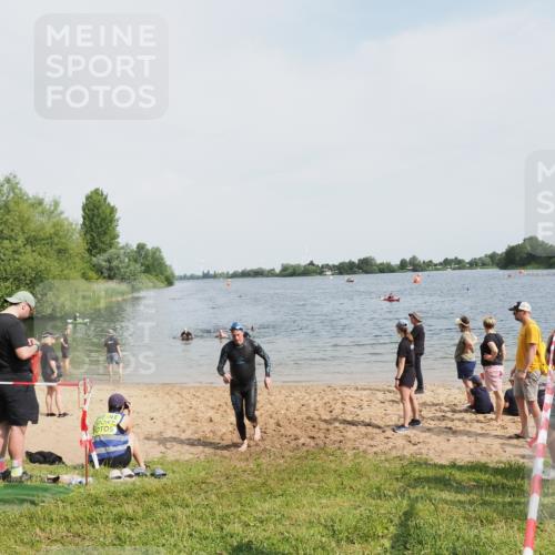 21.06.2025 - 27. Vierlanden-Triathlon MichiJ http://msf.ph/oto/8008230 15.06.2026 10:08:18 Schwimmen 295, 399 meine-sportfotos.de