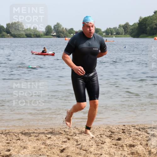 15.06.2025 - 27. Vierlanden-Triathlon Lena Gebhardt http://msf.ph/oto/8008232 15.06.2025 10:05:48 Schwimmen 372, 392, 401, 410, 413, 435, 442, 450, 458 meine-sportfotos.de