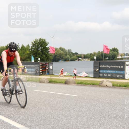 21.06.2025 - 27. Vierlanden-Triathlon H.Heesch http://msf.ph/oto/8008234 15.06.2025 12:15:09 Radfahren 868, 894 meine-sportfotos.de