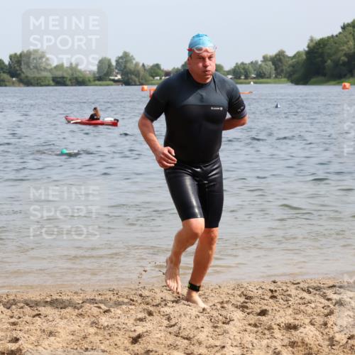 15.06.2025 - 27. Vierlanden-Triathlon Lena Gebhardt http://msf.ph/oto/8008250 15.06.2025 10:05:48 Schwimmen 372, 392, 401, 410, 413, 435, 442, 450, 458 meine-sportfotos.de