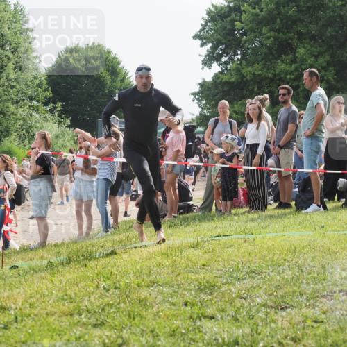 15.06.2025 - 27. Vierlanden-Triathlon KatJ http://msf.ph/oto/8008258 15.06.2025 10:06:38 Schwimmen 394, 434, 440 meine-sportfotos.de