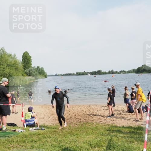 21.06.2025 - 27. Vierlanden-Triathlon MichiJ http://msf.ph/oto/8008260 15.06.2026 10:08:18 Schwimmen 295, 399 meine-sportfotos.de