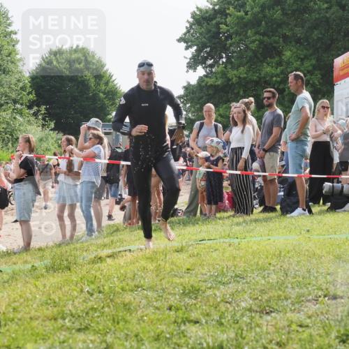 15.06.2025 - 27. Vierlanden-Triathlon KatJ http://msf.ph/oto/8008275 15.06.2025 10:06:39 Schwimmen 394, 434, 440 meine-sportfotos.de