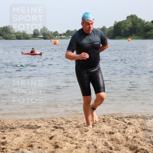 15.06.2025 - 27. Vierlanden-Triathlon Lena Gebhardt http://msf.ph/oto/8008279 15.06.2025 10:05:49 Schwimmen 372, 392, 401, 410, 435, 442, 450, 458 meine-sportfotos.de