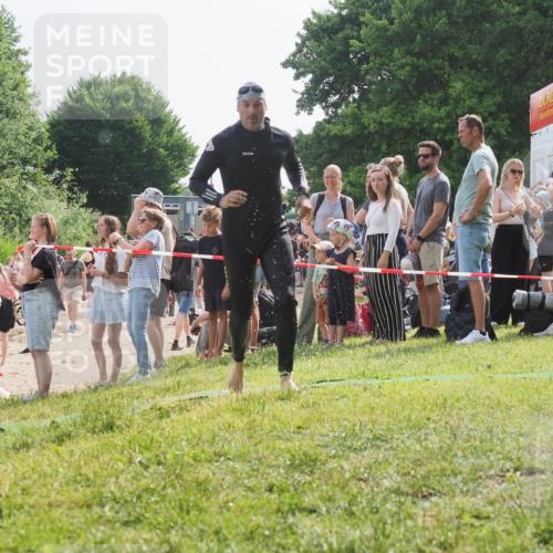 15.06.2025 - 27. Vierlanden-Triathlon KatJ http://msf.ph/oto/8008286 15.06.2025 10:06:39 Schwimmen 394, 434, 440 meine-sportfotos.de