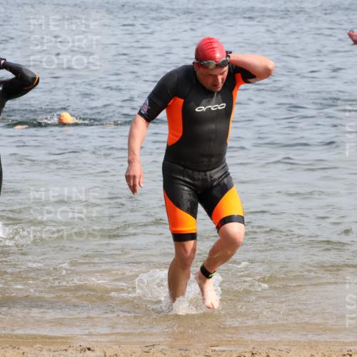 15.06.2025 - 27. Vierlanden-Triathlon Lena Gebhardt http://msf.ph/oto/8008287 15.06.2025 10:05:51 Schwimmen 372, 392, 410, 435, 442, 450, 458 meine-sportfotos.de