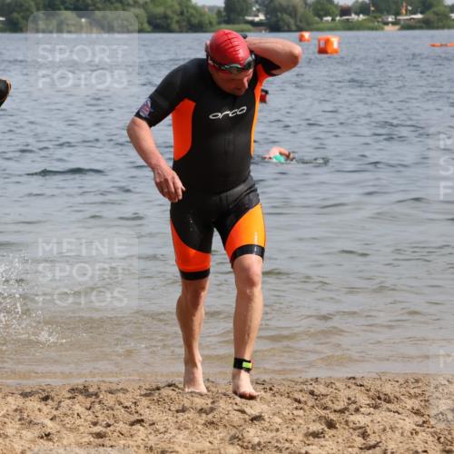 15.06.2025 - 27. Vierlanden-Triathlon Lena Gebhardt http://msf.ph/oto/8008304 15.06.2025 10:05:53 Schwimmen 372, 392, 410, 435, 442, 450, 458 meine-sportfotos.de