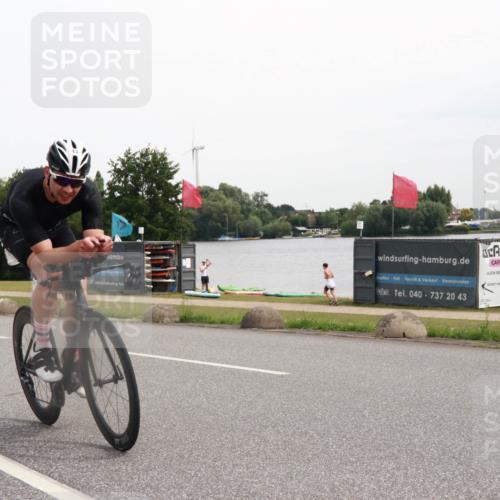 15.06.2025 - 27. Vierlanden-Triathlon H.Heesch http://msf.ph/oto/8008305 15.06.2025 10:47:21 Radfahren 83, 296, 406 meine-sportfotos.de
