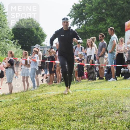 15.06.2025 - 27. Vierlanden-Triathlon KatJ http://msf.ph/oto/8008309 15.06.2025 10:06:39 Schwimmen 394, 434, 440 meine-sportfotos.de