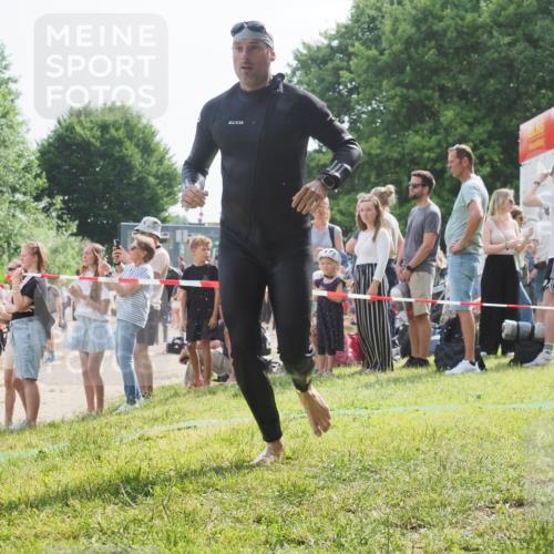 15.06.2025 - 27. Vierlanden-Triathlon KatJ http://msf.ph/oto/8008327 15.06.2025 10:06:40 Schwimmen 394, 434, 440 meine-sportfotos.de