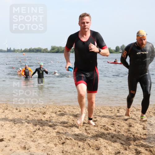 15.06.2025 - 27. Vierlanden-Triathlon Lena Gebhardt http://msf.ph/oto/8008368 15.06.2025 10:05:56 Schwimmen 362, 372, 410, 435, 442, 458 meine-sportfotos.de