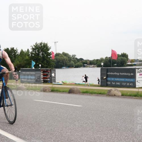 15.06.2025 - 27. Vierlanden-Triathlon H.Heesch http://msf.ph/oto/8008404 15.06.2025 10:47:39 Radfahren 228, 401, 414 meine-sportfotos.de