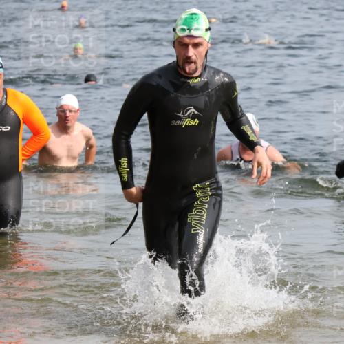 15.06.2025 - 27. Vierlanden-Triathlon Lena Gebhardt http://msf.ph/oto/8008438 15.06.2025 10:05:59 Schwimmen 362, 369, 372, 410, 435, 448, 458 meine-sportfotos.de