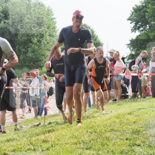 15.06.2025 - 27. Vierlanden-Triathlon KatJ http://msf.ph/oto/8008450 15.06.2025 10:06:51 Schwimmen 367, 386, 388, 396, 423, 441, 457 meine-sportfotos.de