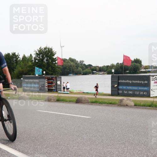 15.06.2025 - 27. Vierlanden-Triathlon H.Heesch http://msf.ph/oto/8008463 15.06.2025 10:47:58 Radfahren 27, 37, 168, 172, 1397 meine-sportfotos.de