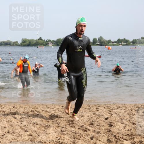 15.06.2025 - 27. Vierlanden-Triathlon Lena Gebhardt http://msf.ph/oto/8008488 15.06.2025 10:06:03 Schwimmen 362, 369, 372, 381, 410, 418, 448, 455, 458 meine-sportfotos.de