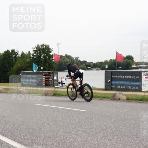 15.06.2025 - 27. Vierlanden-Triathlon H.Heesch http://msf.ph/oto/8008490 15.06.2025 10:48:02 Radfahren 27, 37, 109 meine-sportfotos.de