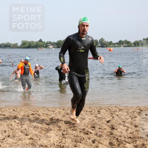 15.06.2025 - 27. Vierlanden-Triathlon Lena Gebhardt http://msf.ph/oto/8008498 15.06.2025 10:06:03 Schwimmen 362, 369, 372, 381, 410, 418, 448, 455, 458 meine-sportfotos.de