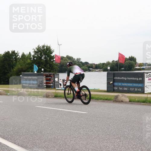 15.06.2025 - 27. Vierlanden-Triathlon H.Heesch http://msf.ph/oto/8008502 15.06.2025 10:48:03 Radfahren 27, 37, 109 meine-sportfotos.de