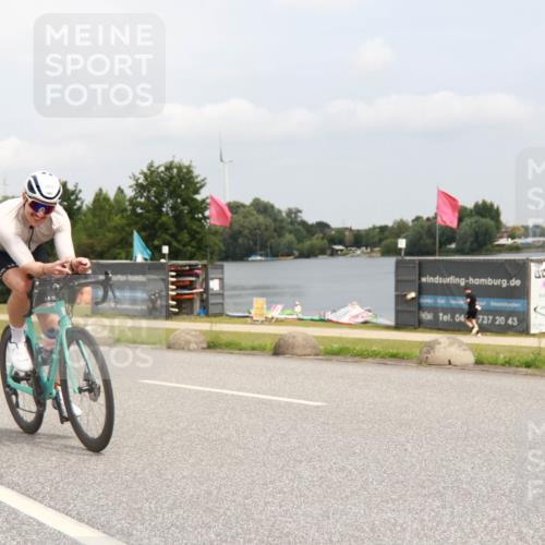 21.06.2025 - 27. Vierlanden-Triathlon H.Heesch http://msf.ph/oto/8008508 15.06.2025 12:16:59 Radfahren 667, 817 meine-sportfotos.de
